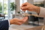 Wohnungsschlüssel wird übergeben