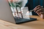 Laptop und abstrakte Formulare